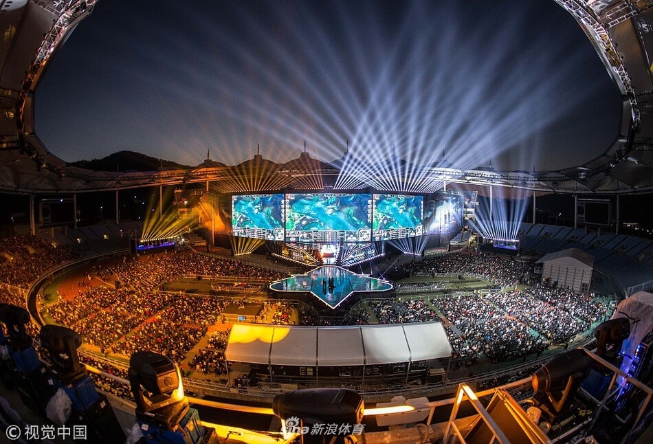 Uzi入选名人堂引LPL解说争议，全球总决赛开幕式革新成英雄联盟电竞赛事新焦点